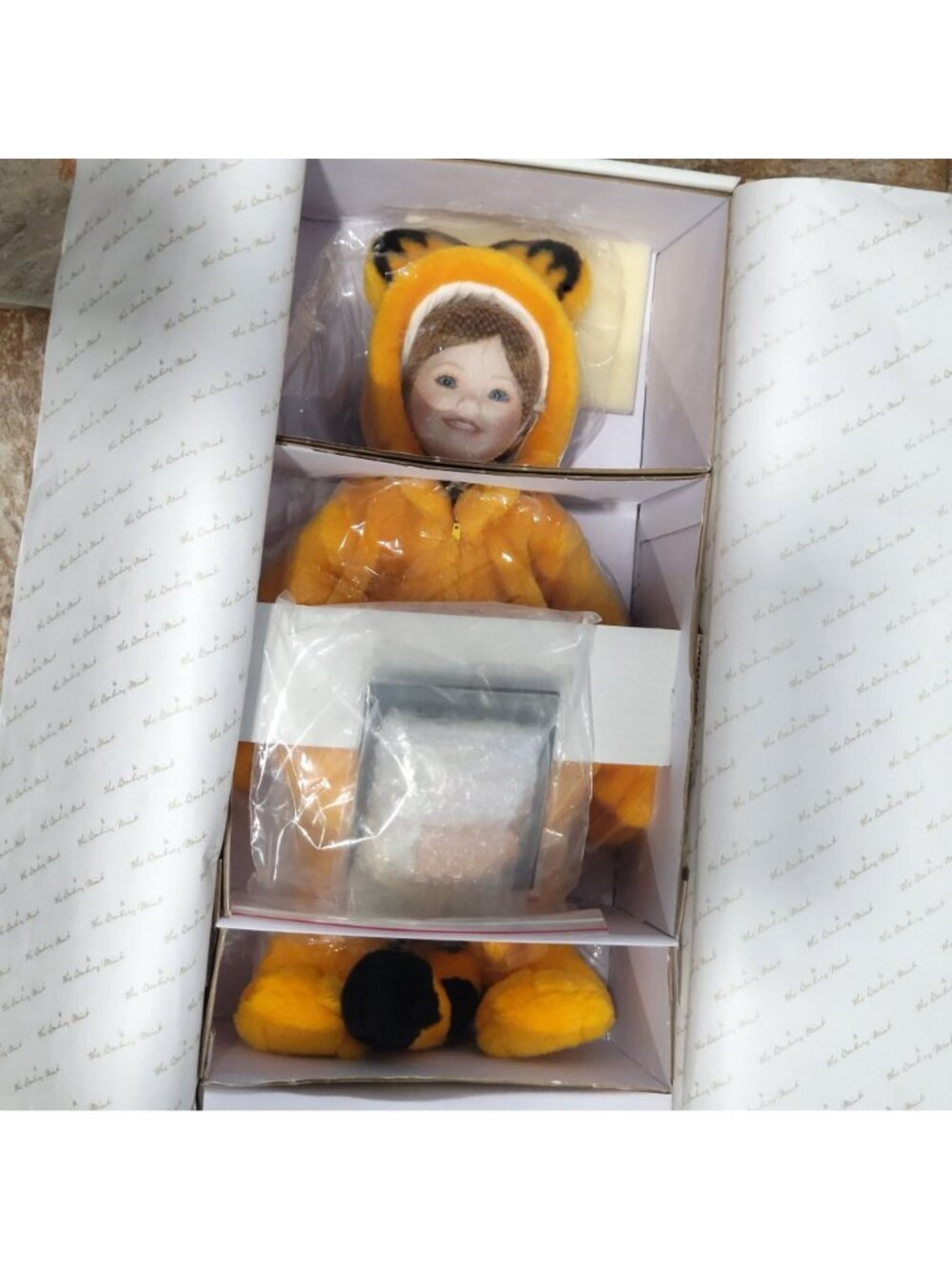 Danbury Mint Trick or Treat Garfield Porcelain Doll 1996 NIB - Picture 4 of 11